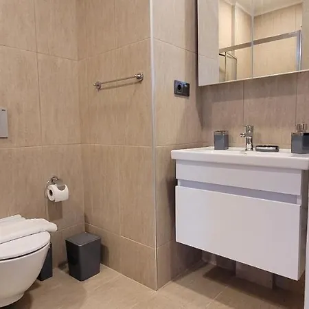 Cozy 1-bdr Apt - Metrobus Steps Away! Apartment Istanbul